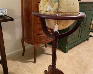 Pedestal globe