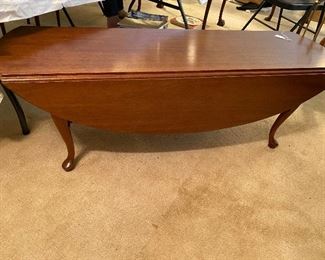 Drop leaf coffee table with cabriolet legs
