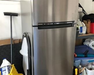 Whirlpool 28" stainless refrigerator 