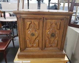 Oak End Table Night Stand cabinet 26"W x 16"D x 25.5"H Made in USA $75