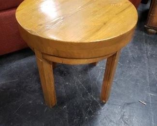 Solid Wood round end table 17.75" Diameter 17"H Top is 2.5" Thick $135