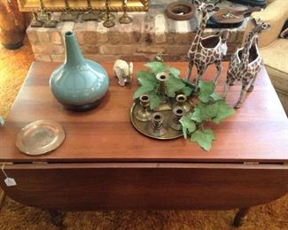 Drop leaf coffee table