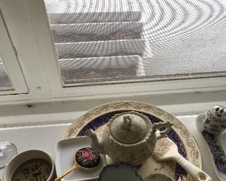 Vintage trinkets, Porcelain, Teapot. Serving utensils. 