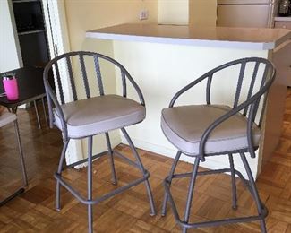 Metal swivel wide seat bar stools Counter height