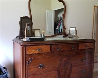 Vintage Dresser with Mirror / Excellent Condition