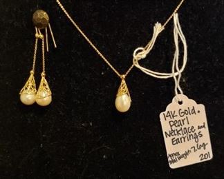 Gold & Pearl earring / necklace set