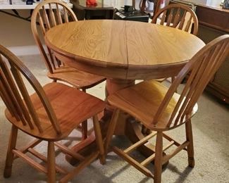 All wood kitchen table with 2 leafs

Great for apartments and studios
