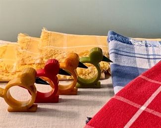 Vintage Set Of 4 Genuine Bakelite Figural Bird Chick Napkin Ring Holders 2.5" and Colorful Napkins: $80