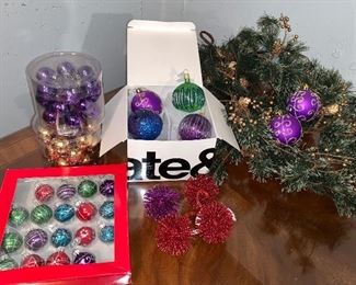 Lot 1: Assorted Christmas Decor: $16