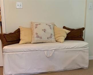 023 Linen Storage Bench