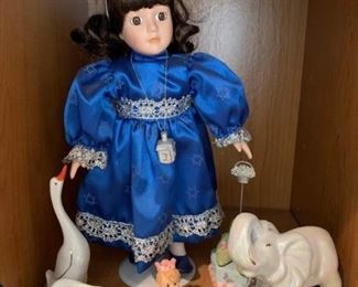 098l Musical Doll  Figurines