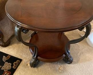 Round end table with metal legs