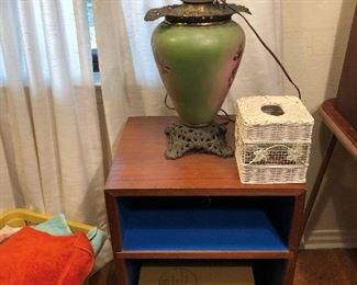 MID CENTURY MODERN END TABLE WITH ANTIQUE LAMP