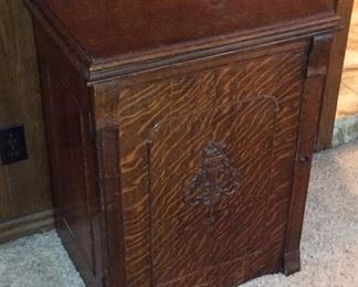 Antique New Willard Sewing Maching in a beautiful Tiger Oak Cabinet