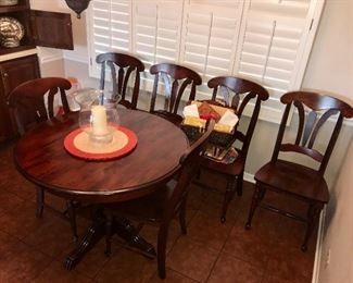 Beautiful round table with 2 leaves and 6 chairs.