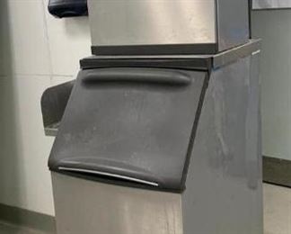2017 Ice machine with bin
Manitowoc model IB0894YC-161