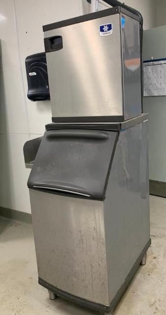 2017 Ice machine with bin
Manitowoc model IB0894YC-161