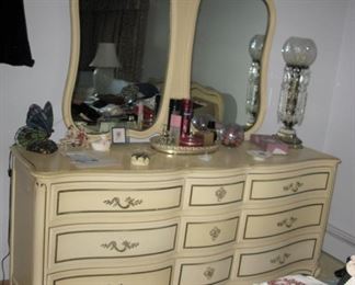 Bassett double mirror and dresser                                         
             BUY IT NOW $ 145.000