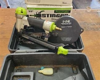 Stinger Pneumatic Roofing Underlay Wrap and Staple Gun includes Extras