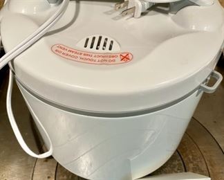 Lot 1553 $38.00 Aroma Rice Cooker, Slow Cooker or Food Steamer 20 cups, Excellent Condition, includes Steamer insert, Measuring Cups, Utensils.