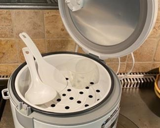 Lot 1553 $38.00 Aroma Rice Cooker, Slow Cooker or Food Steamer 20 cups, Excellent Condition, includes Steamer insert, Measuring Cups, Utensils.