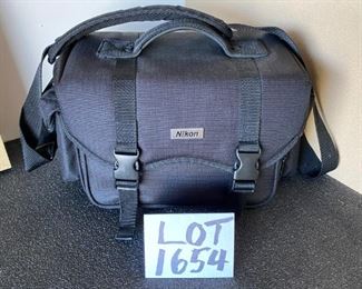 Lot 1654. $15. Nikon Camera Bag, great Shape with adjustable Compartments for Digital Camera.
