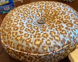 Lot 1677. $ 6.00. Holiday Bath Set of Towels, Cute round accent pillow
