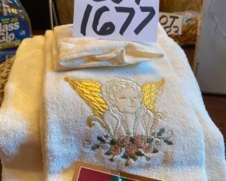 Lot 1677. $ 6.00. Holiday Bath Set of Towels, Cute round accent pillow