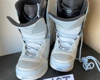 Lot 1690. $75.00 New Pair of Morrow Snowboard Boots.