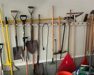 Various lawn tools 