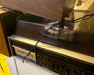 Turntable/cassette player with speakers