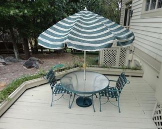 Table and 4 chairs in patio set (all 4 chairs need new webbing)