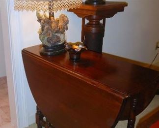 Mahogany drop leaf table, bronze urn, lamps