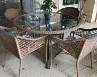 Patio Table 4 Chairs w Cover-Excellent Condition