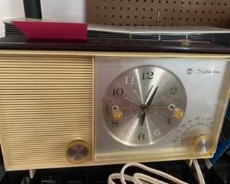 #135	1961 Sears silvertone radio # 2039 60 Cycle AC 30 watts	 $40.00 
