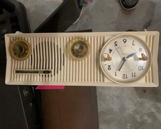 #141	Moterola clock radio model 57cs	 $30.00 
