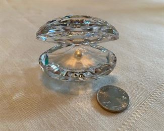 Swarovski crystal clamshell with pearl