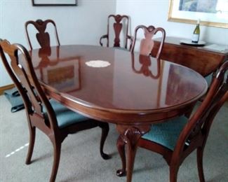 Beautiful dining Room table and 8 chairs 2 leaves and pads