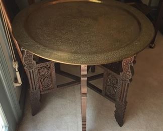 VINTAGE ROUND MOROCCAN BRASS TRAY COFFEE TABLE 6 ENGRAVED LEGS WOODEN STAND BASE.