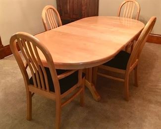 Dining room table w/ leaves and 4 chairs