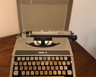 works - vintage manual typewriter w/ case 