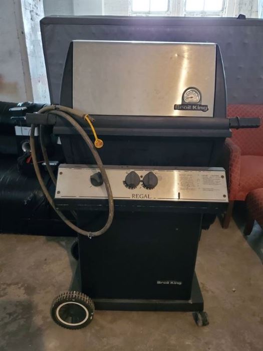 Stainless Propane Broil King with Wheels and Thermometer