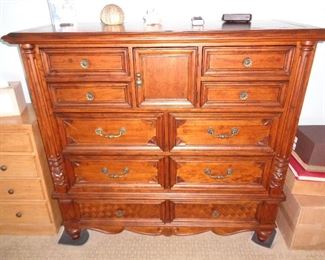 CHEST OF DRAWERS WITH SHAVING CUBBY