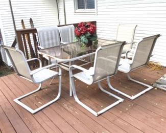 Nice large Patio Table w/6 Chairs