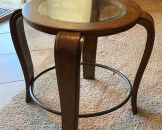Curved Wood & Glass End Table Single	26x33x33in	HxWxD