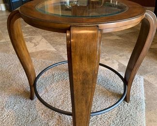 Curved Wood & Glass End Table Single	26x33x33in	HxWxD