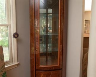 Lexington Furniture Lacquered Quarter Round Corner Cabinet $295
29 x 18.5 x 80.5, Lighted. Excellent Condition