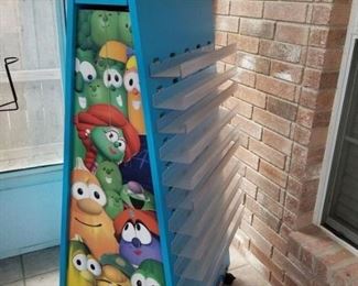 Rolling wooden Veggie Tales display case comes with a total of 10 removable shelves and top removable photo holder. $15   Pickup in Helotes