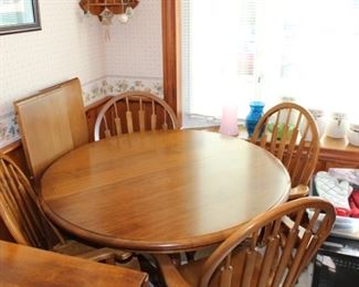 KITCHEN TABLE W/1 LEAF & 4 CHAIRS