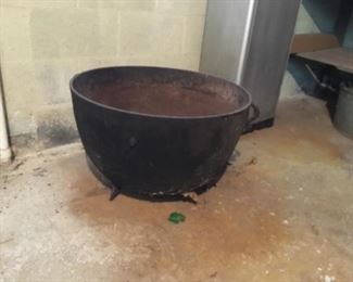 26 inch cast iron cauldron